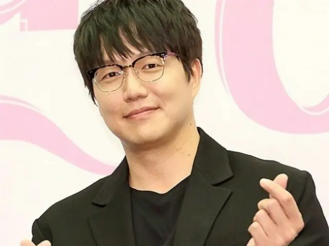 Sung Si Kyung membagikan kupon laundry kepada penonton di konsernya di tengah hujan... "Pasti lebih sulit lagi untuk duduk dan terjebak dalam hujan."