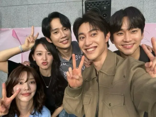 Bersatu kembali dengan Park SungHoon, Kim Soo Hyun, Kim JiWoowon dan tim "Queen of Tears" lainnya! Visual khusus yang tidak berubah