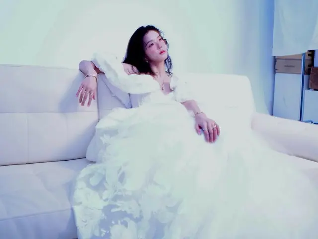 Jisoo "BLACKPINK" mengungkap pemotretan di balik layar... Gaun putih elegan yang terlihat seperti gaun pengantin