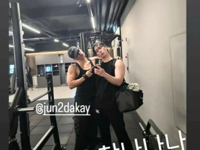 "2PM" Jun. K dan Chansung bersenang-senang melakukan dua pukulan... "Membungkuk lebih banyak!"