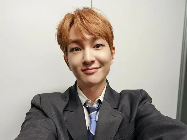 Onew SHINee menyapa penggemar setelah hari pertama fanmeeting di Yokohama... "Terima kasih juga telah membuatku bahagia hari ini"