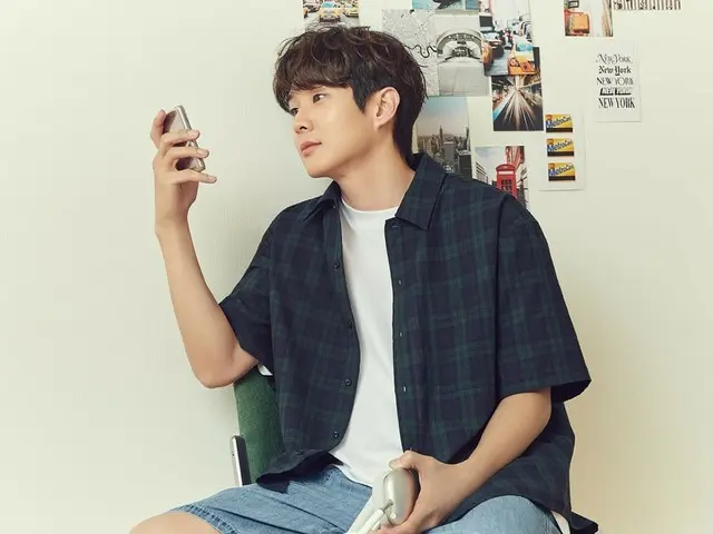 Aktor Choi Woo-shik merilis foto iklan untuk merek kasual di mana dia menjadi modelnya