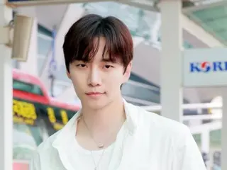 Junho 2PM menambah kesegaran pada kemeja putih dan aksesoris peraknya
