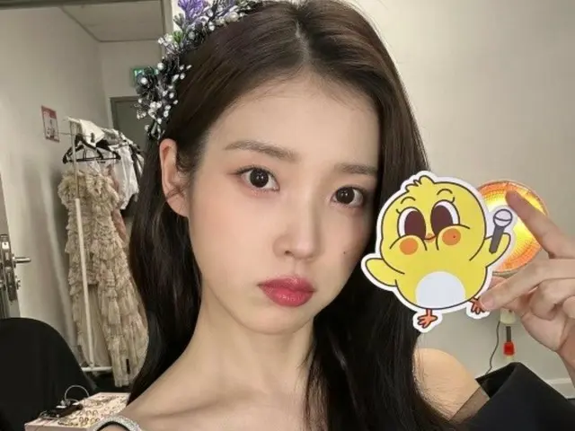 IU, apakah dia manusia? Apakah itu boneka? ...Seorang putri yang melompat keluar dari dongeng