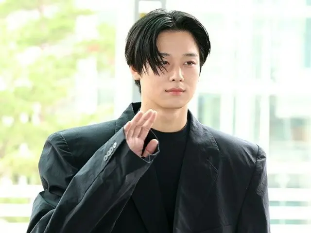 [Foto bandara] Juyeon “THE BOYZ” tampak seperti berjalan di runway dengan gaya overfit set-up serba hitam