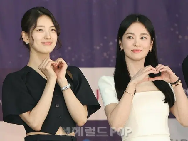 [Foto] Aktris Song Hye Kyo & Suzy berpartisipasi dalam acara pencetakan tangan "3rd Blue Dragon Series Award"...Seorang dewi di sebelah dewi