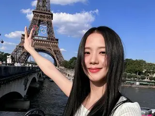 Kecantikan Jisoo "BLACKPINK" terpancar dengan latar belakang Menara Eiffel