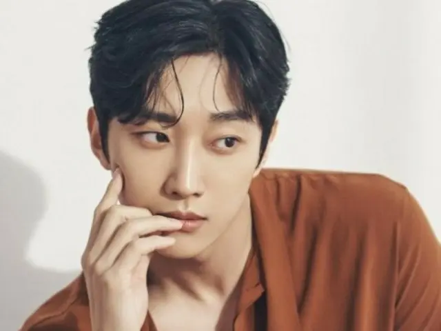 Jinyoung dari "B1A4" akan muncul dalam drama "Suspicious Girlfriend" setelah filmnya... Dibintangi bersama Jeong Ji So