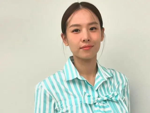 Cho Yoon Hee memamerkan pinggang rampingnya... memamerkan gayanya yang luar biasa