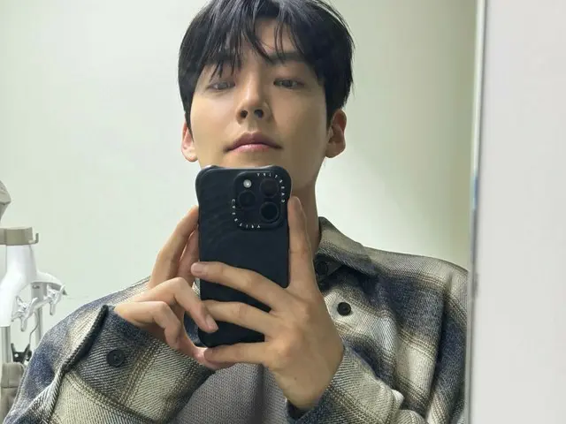 Aktor Kim WooBin mengungkapkan status terbarunya dengan selfie cermin... Visual yang luar biasa