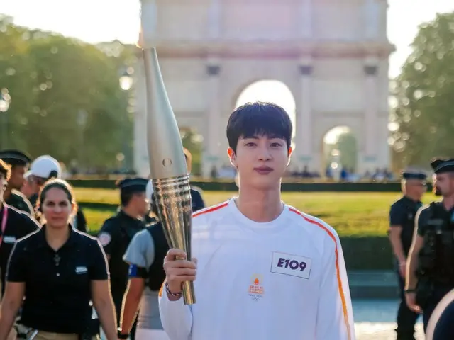 JIN "BTS" dengan sempurna berperan sebagai pembawa obor Olimpiade Paris di tengah sorak sorai ARMY