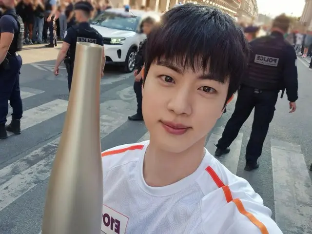 JIN "BTS" mengambil selfie dari momen gemilangnya! …"Tampan"