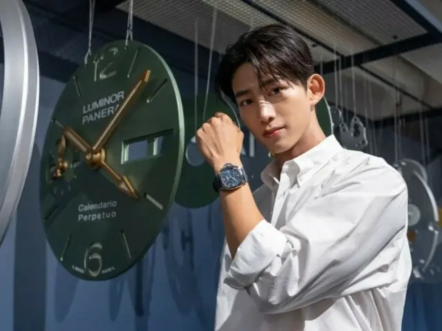 Tacyeon "2PM" menarik perhatian dengan visualnya yang lebih tajam... Menghadiri acara merek jam tangan Italia