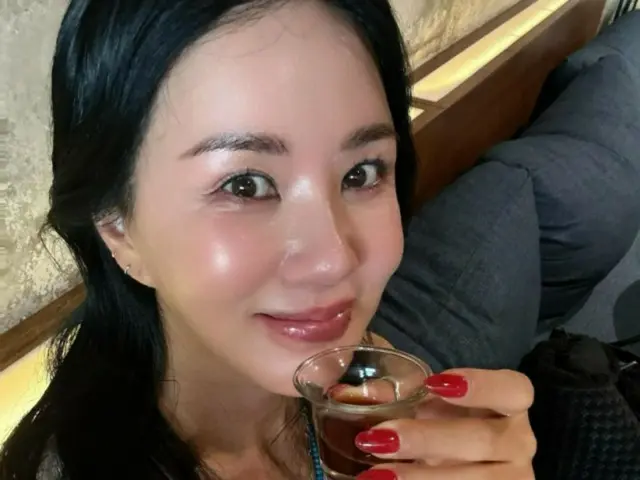 Penyanyi Um Jung Hwa, foto terbaru dengan kulit bercahaya