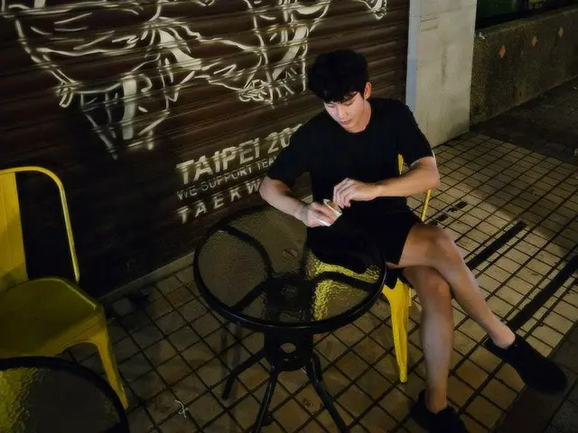 Apa yang dilakukan aktor Kim Soohyeon di jalanan Taipei pada malam hari?