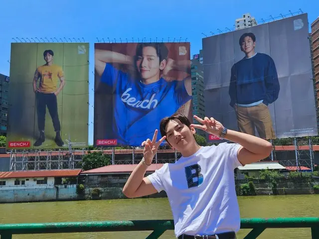 Aktor Ji Chang Wook mengambil foto sertifikasi dengan iklan berukuran supernya di Manila, Filipina