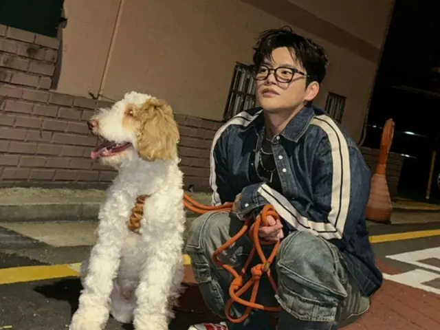 Seo In Guk berjalan-jalan dengan anjingnya di malam hari... Cara dia diseret juga lucu