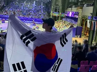 Aktor Lee Dong Wook menikmati Olimpiade di Paris... berpose dengan Taegeukgi di punggungnya