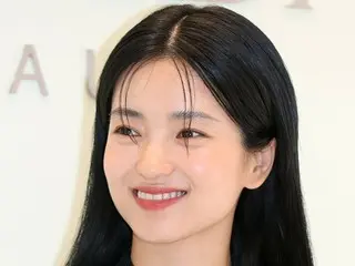 [Foto] Kim TaeRi berpartisipasi dalam acara peringatan pembukaan toko pop-up Prada Beauty... senyum lembut