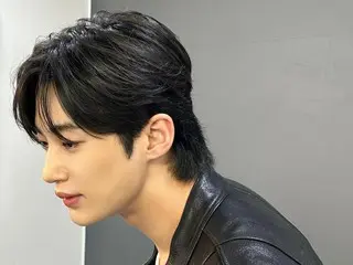 Aktor Byeon WooSeok tidak peduli dengan panasnya para penggemarnya...Pemotretan 4-potong mengenakan jaket pengendara