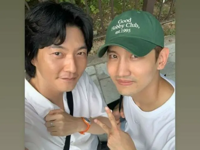 “TVXQ” Changmin menawarkan jam tangan couple dengan desainer Korea… “Terima kasih hyung”