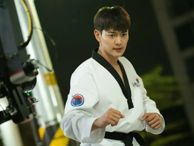 Penampilan gi Minho "SHINee" membuatmu ingin pergi ke dojo Taekwondo... "Rumah penuh cinta"