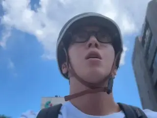 Jung Yong Hwa "CNBLUE" merilis visual yang menyegarkan dengan latar langit biru...Dia tampan bahkan dari bawah