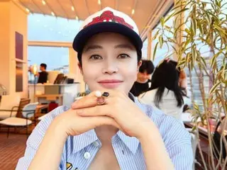 Aktor Kim Hye Soo terlihat seperti “dewi keren” dengan penampilannya yang serba ke belakang dan mengenakan topi