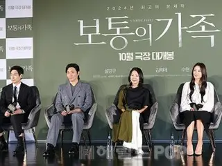 [Foto] Sol Kyung Gu & Jang Dong Gun & Kim Heui Ae & Soohyeon menghadiri sesi laporan produksi film "Ordinary Family"...Suasana yang penuh antisipasi