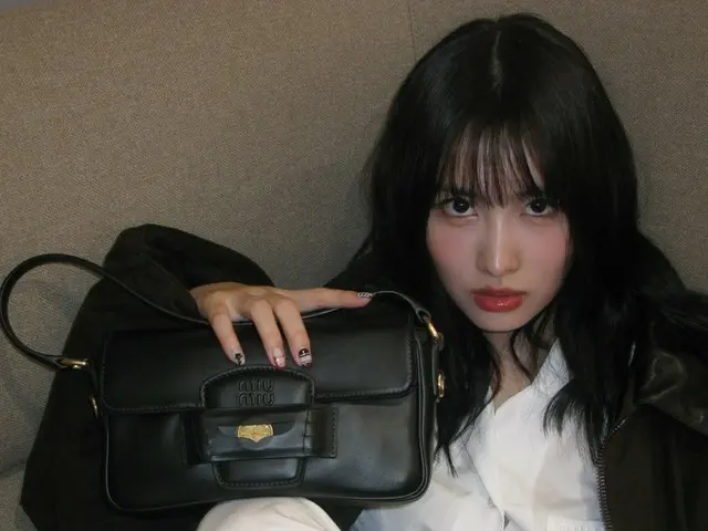 Kecantikan Momo "TWICE" meledak dengan tatapannya yang menawan