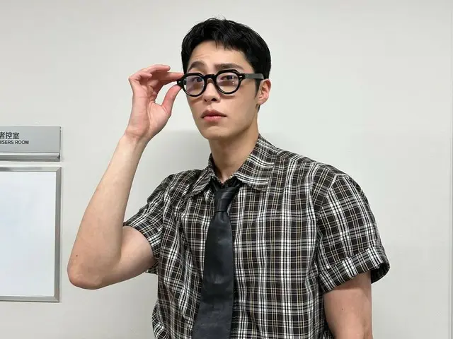 Aktor Lee Jae Woo mengenakan kemeja kotak-kotak dan kacamata hitam... Mengenang fanmeeting-nya di Jepang