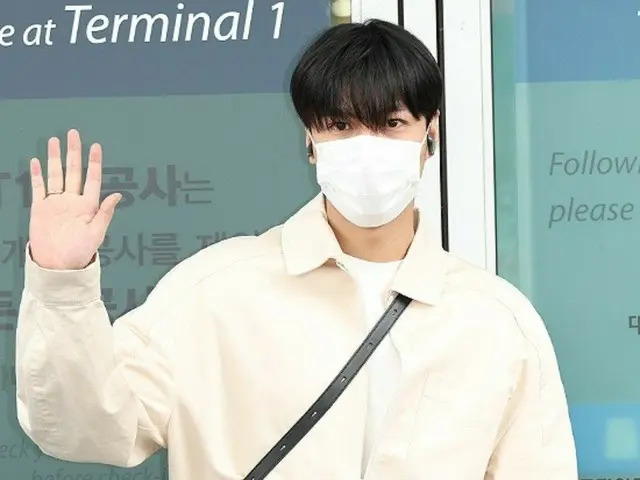 [Foto bandara] Aktor Lee Minho, salam bahagia