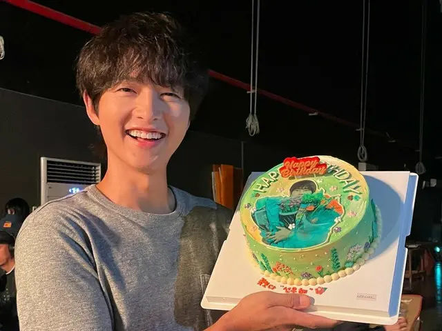 Aktor Song Joong Ki berterima kasih kepada para penggemar yang mengucapkan selamat ulang tahun padanya...Dia memiliki senyum kekanak-kanakan yang membuatnya sulit dipercaya bahwa dia adalah ayah dari dua anak.