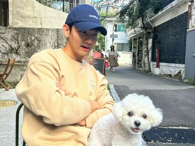 Changmin "TVXQ" menghabiskan Minggu pagi yang menyegarkan bersama anjing kesayangannya