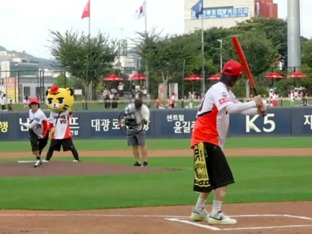 Hongki dan Jaejin "FTISLAND" tampil di lemparan pertama dan pemukul pertama KIA Tigers... Jaejin juga terkesan dengan keterampilan melempar Hongki! (dengan video)