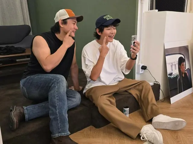 Aktor Song Joong Ki berpose untuk selfie bersama Teo Yoo