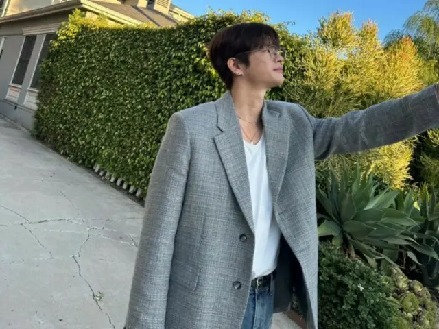 Seo In Guk, visual menyegarkan yang sempurna untuk langit biru