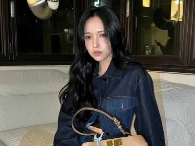 Mina "TWICE" memancarkan kecantikan yang elegan