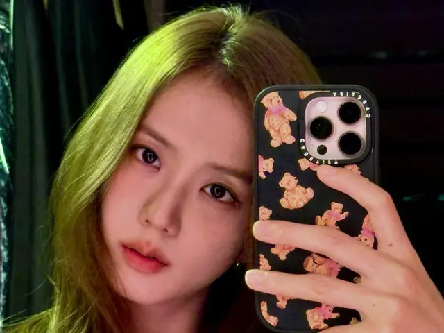 "BLACKPINK" Jisoo mengambil selfie cermin yang lucu... "Cermin merah muda untuk pertama kalinya setelah sekian lama"