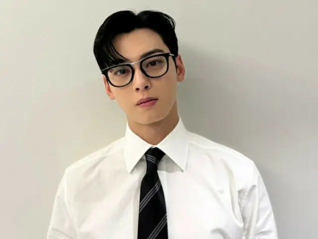 Cha Eun Woo "ASTRO" cerdas dan keren dengan dasi dan kacamata berbingkai hitam...kehadiran yang kuat