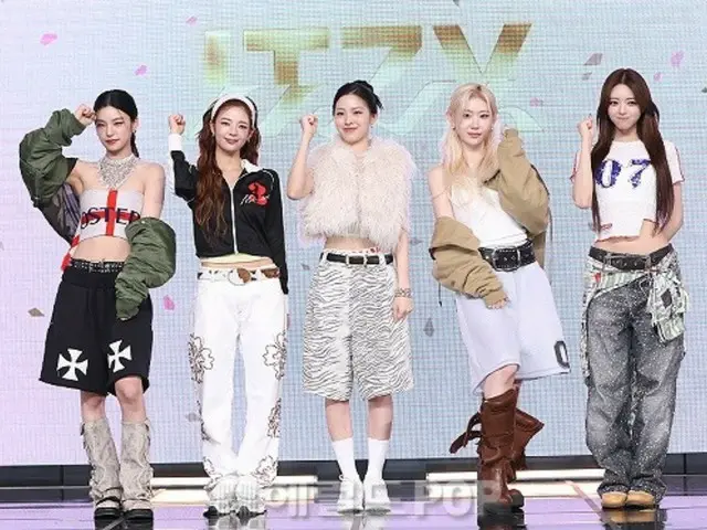 [Foto] “ITZY” mengadakan konferensi pers untuk memperingati perilisan album baru mereka “GOLD”