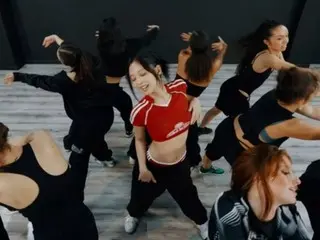 Jennie "BLACKPINK" merilis video latihan MV untuk lagu baru "Mantra" (termasuk video)