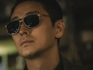 Aktor Joo Ji Hoon merilis potongan gambar karakter untuk drama baru “Customers of the Lighting Store”…Seorang presiden penuh arti yang memakai kacamata hitam bahkan di malam hari