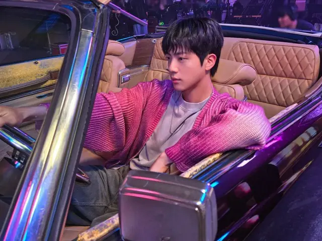 JIN "BTS" bersinar dalam mobil tua dengan visual "tampan sedunia"... Penggemar di seluruh dunia gila