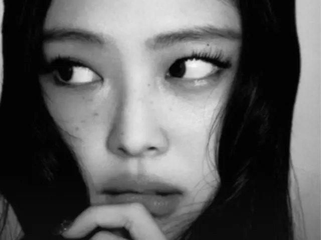 Kecantikan Jennie "BLACKPINK" yang menonjol dari monokrom... Dia memamerkan foto profil barunya yang elegan