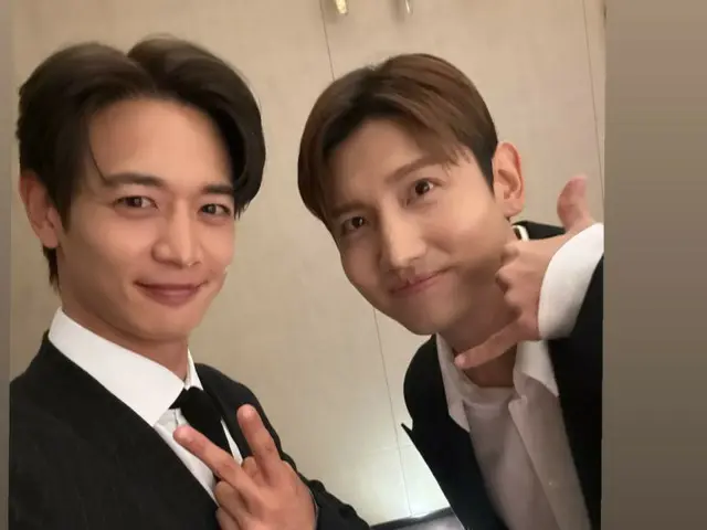 Minho "SHINee" merilis foto otentikasi dengan MC "TVXQ" Changmin setelah konferensi pers untuk memperingati perilisan album barunya "CALL BACK"!