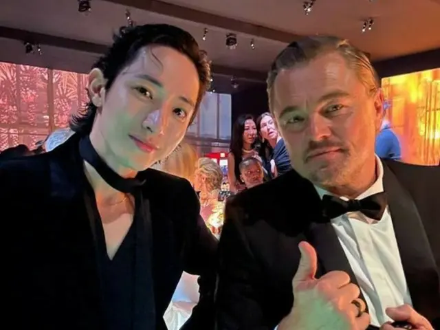 Aktor Lee Soo Hyuk merilis dua gambar dengan Leonardo DiCaprio dan Dev Patel! ...Sebuah visual yang menyaingi bintang Hollywood