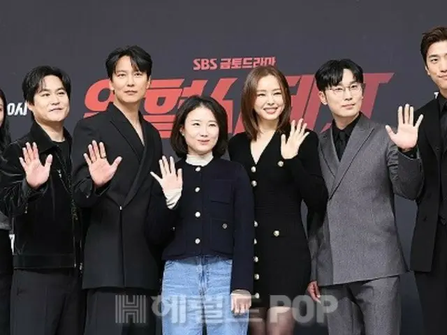 [Foto] Kim Nam Gil, Lee HoNey, dan karakter utama lainnya dari drama “Hot-Blooded Priest 2” menghadiri presentasi produksi