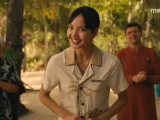 “Aktris debut” “BLACKPINK” Lisa berpakaian sebagai pegawai hotel Thailand di trailer “White Lotus 3”