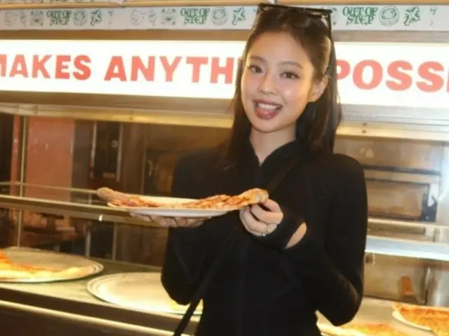 ``BLACKPINK'' Jennie tampak hebat dalam busana bermotif macan tutul... bintang yang bersemangat dengan pizza